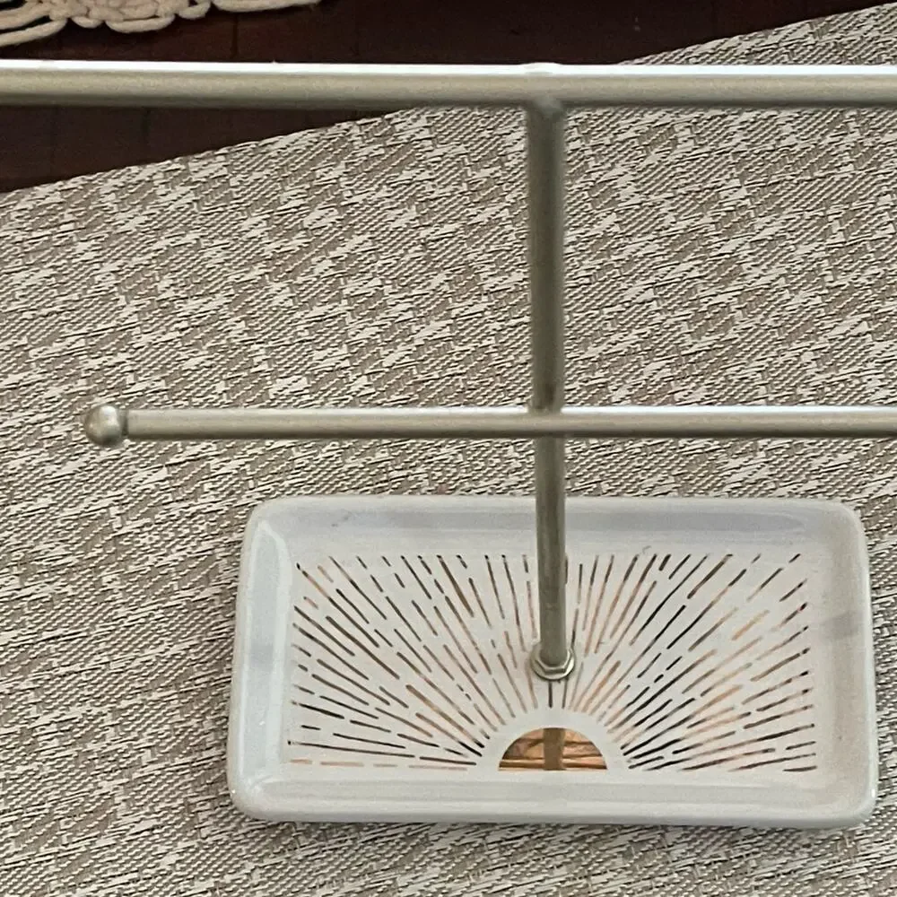 Jewelry holder for necklaces and bracelets